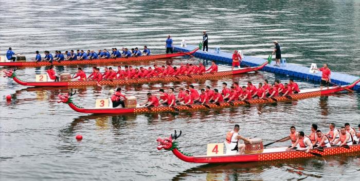 16支龙舟齐聚巫山县大宁河 展开激烈角逐 点燃水