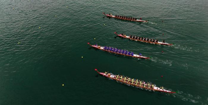 16支龙舟齐聚巫山县大宁河 展开激烈角逐 点燃水