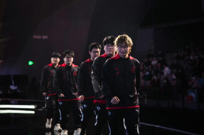 从替补席到舞台的崛起：弗莱在RW侠的新篇章与逆