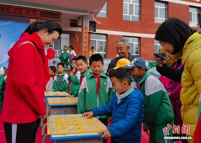 国家级象棋集训队走进青海校园 推广普及象棋文