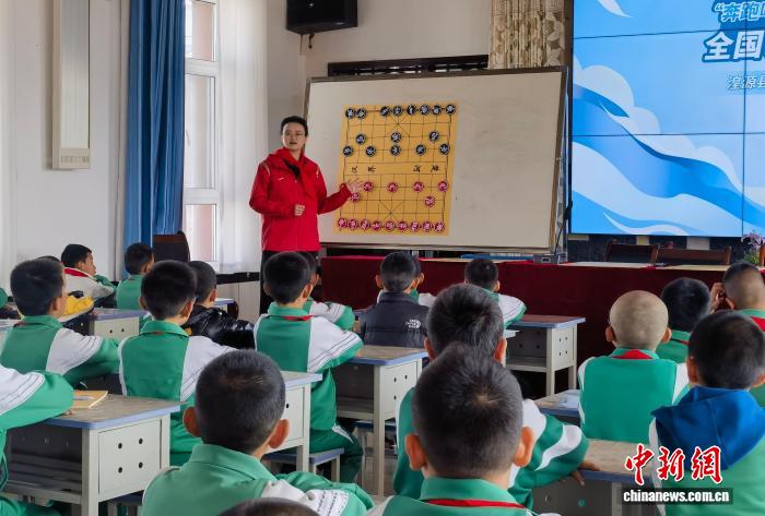 国家级象棋集训队走进青海校园 推广普及象棋文