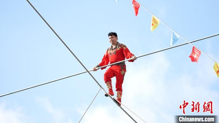 新疆“高空王子”阿迪力