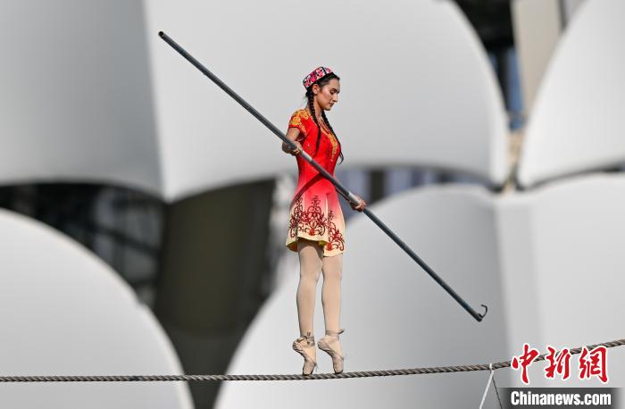 新疆“高空王子”阿迪力·吾休尔在三亚亮相，讲