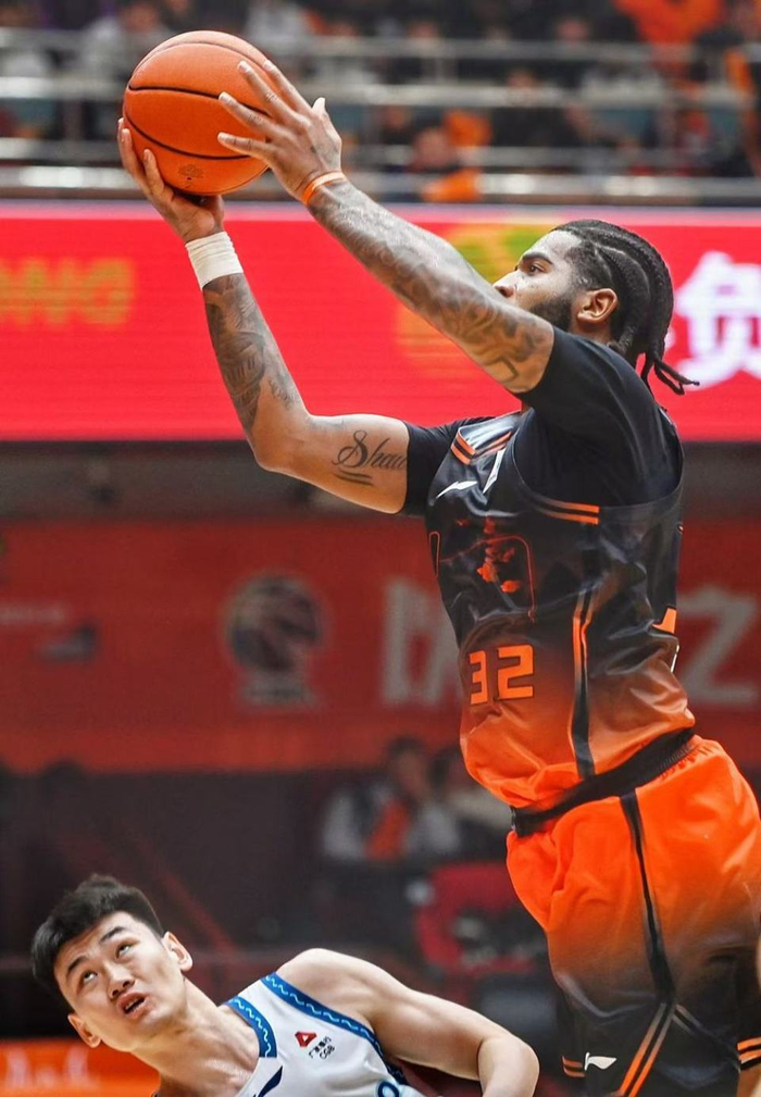 山东男篮力克青岛取两连胜 青岛队积分暂居榜首