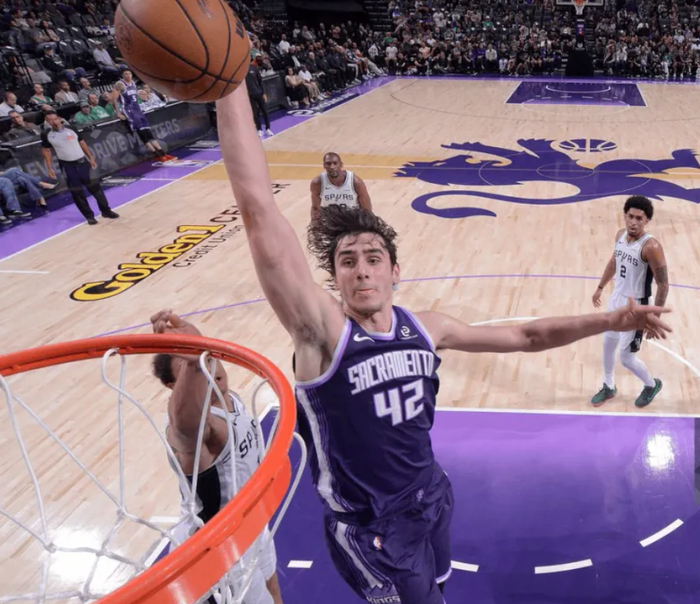 国王新星雷诺三战砍下32+9 以约基奇为榜样引热议