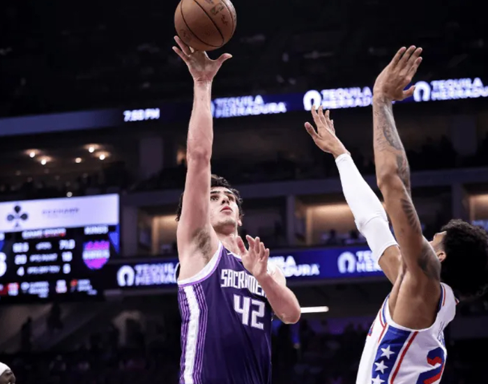 国王新星雷诺三战砍下32+9 以约基奇为榜样引热议