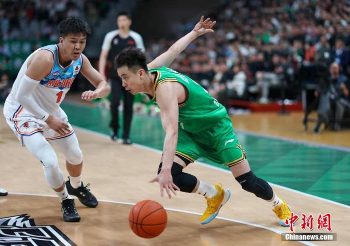 辽宁男篮横扫新疆队斩获三连冠 弗格荣膺总决赛