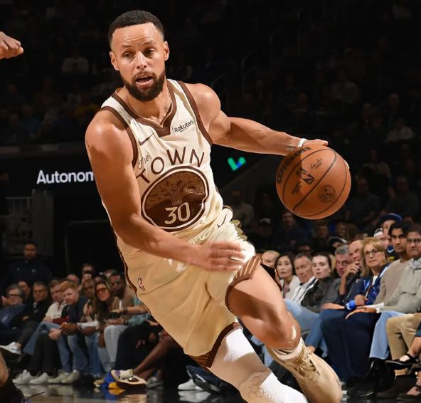 勇士逆转国王止四连败 库里复出关键一役