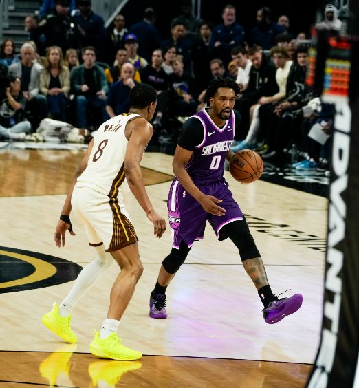 勇士逆转国王止四连败 库里复出关键一役