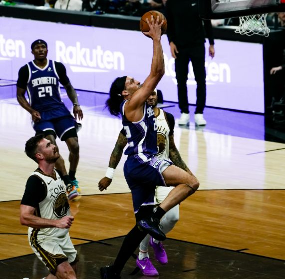 勇士逆转国王止四连败 库里复出关键一役